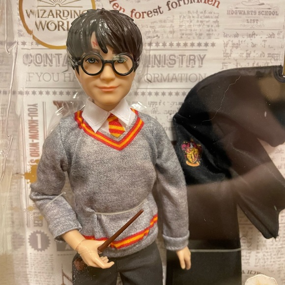 Harry Potter doll first in the line. Collectible with uniform & wand NWT NRFB - Picture 2 of 11